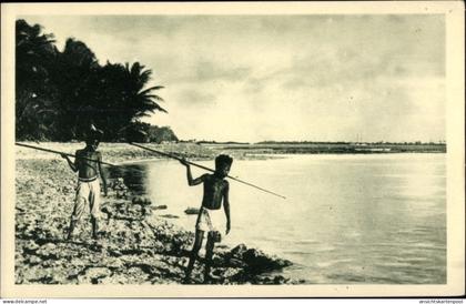 CPA Papua Neuguinea, Fischfang mit Speer, Strandpartie