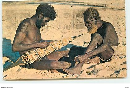 Australie - Melville Island - Aborigines carving a Pukamini ceremonial spear for the burial ceremonies