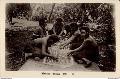 CPA Fidschi, Einheimische knüpfen einen Teppich