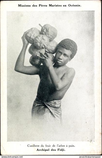 CPA Fidschi, Mission des Peres Maristes, Cueillette du fruit de l'arbre a pain
