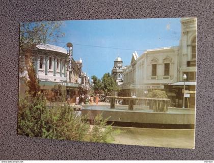 H48.19  CPM AK  Australia  -Fremantle Mall,  WA - 1981  stamp     Regent Bower Bird    sent to Hungary