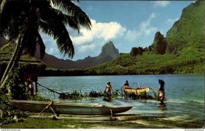 CPA Moorea Französisch Polynesien, La peche se fait frequemment avec des palmes tressees