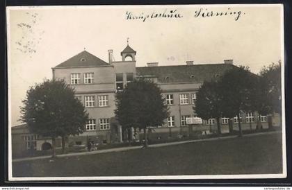 Foto-AK Sierning /O.-Oe., Hauptschule, Ansicht mit Bauschild