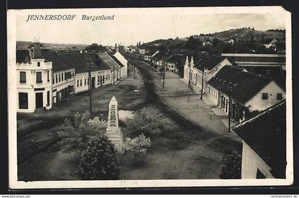 AK Jennersdorf /Burgenland, Strassenpartie mit Kriegerdenkmal aus der Vogelschau
