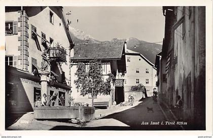 Österreich - Imst (T) Ansicht eines Brunnen mit umliegenden Häusern
