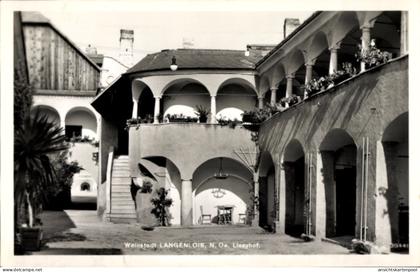 CPA Langenlois in Niederösterreich, Weinstadt Lissyhof, Innenhof, Treppe, Pflanzen