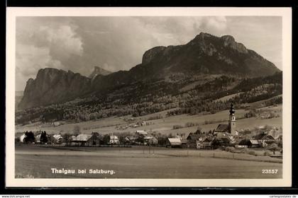 AK Thalgau /Salzburg, Ort mit Kirche und Bergpanorama