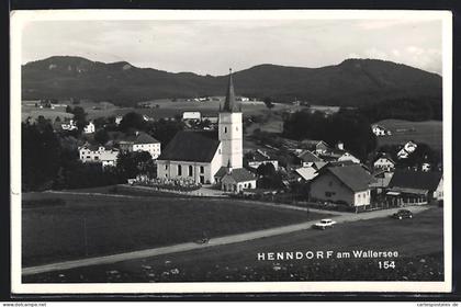 AK Henndorf am Wallersee, Gesamtansicht mit Strasse und Bergblick