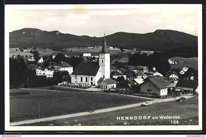 AK Henndorf am Wallersee, Totalansicht mit Strasse und Bergpanorama