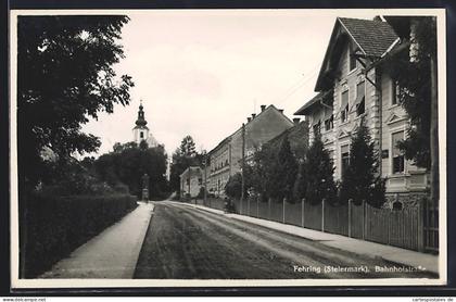 AK Fehring, Häuserzeile in der Bahnhofstrasse, Blick zur Kirche