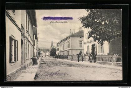AK Köflach, Bahnhofstrasse mit Kirche und Gasthaus