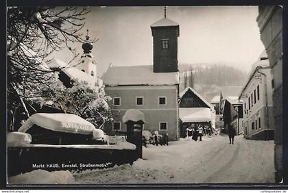 AK Haus /Ennstal, Strassenpartie mit Kirche im Schnee