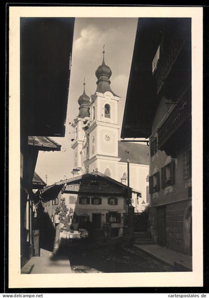 AK Hopfgarten /Tirol, Kirche in enger Strassenszene