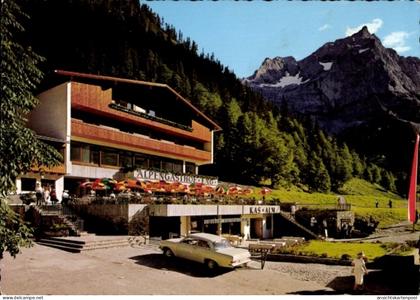 CPA Hinterriss Vomp in Tirol, Alpengasthof, Berglandschaft, Terrasse mit Sonnenschirmen, Auto