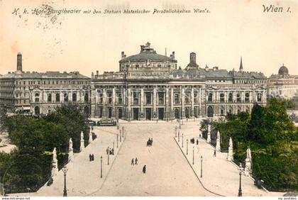Wien Hof Burgtheater Statuen historischer Persoenlichkeiten