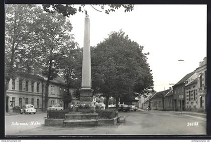 AK Schrems /N.-Oe., Strassenpartie mit Denkmal