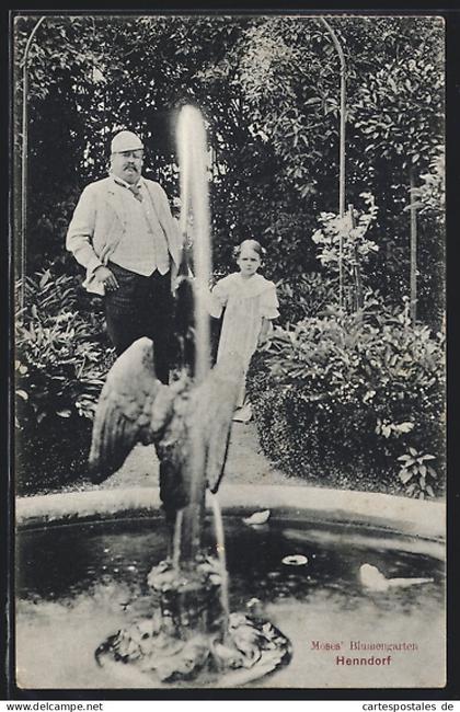 AK Henndorf am Wallersee, Moses Blumengarten, Mann mit Kind am Springbrunnen