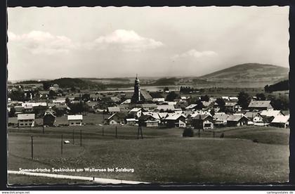 AK Seekirchen am Wallersee, Ortspanorama mit See- und Bergblick