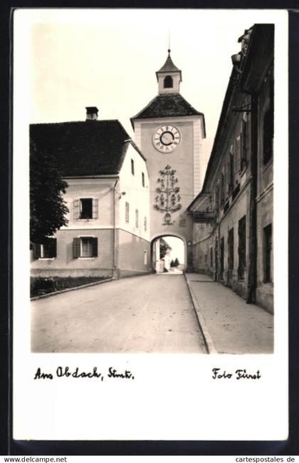 AK Obdach /Stmk., Am Obdach, Torturm mit Uhr und Durchfahrt