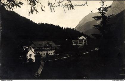 Photo CPA Hinterriß Vomp in Tirol, Blick zum Gasthof Grießenböck, Wald