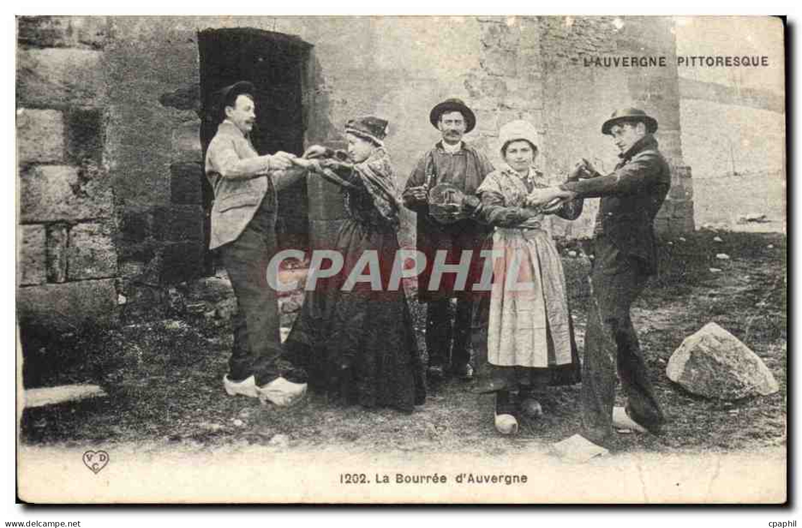 Auvergne - Types Auvergne - La Bouree - sabots - danse - musique CPA