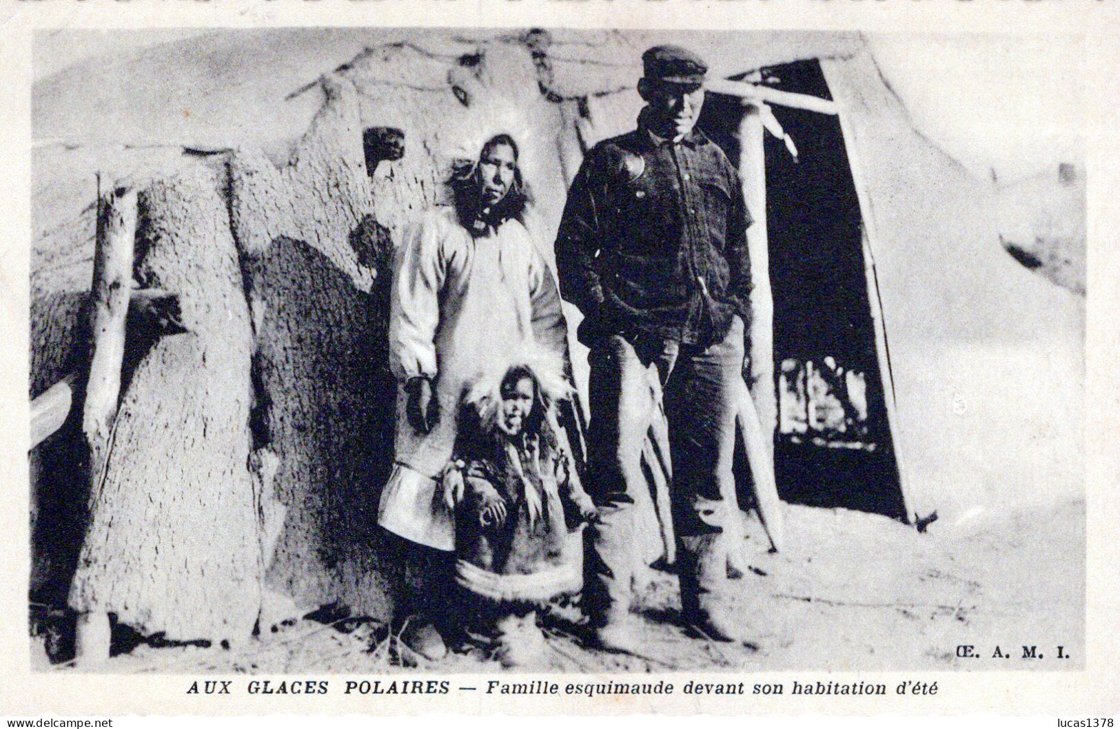 AUX GLACES POLAIRES / FAMILLE ESQUIMAUDE DEVANT SON HABITATION D'ETE