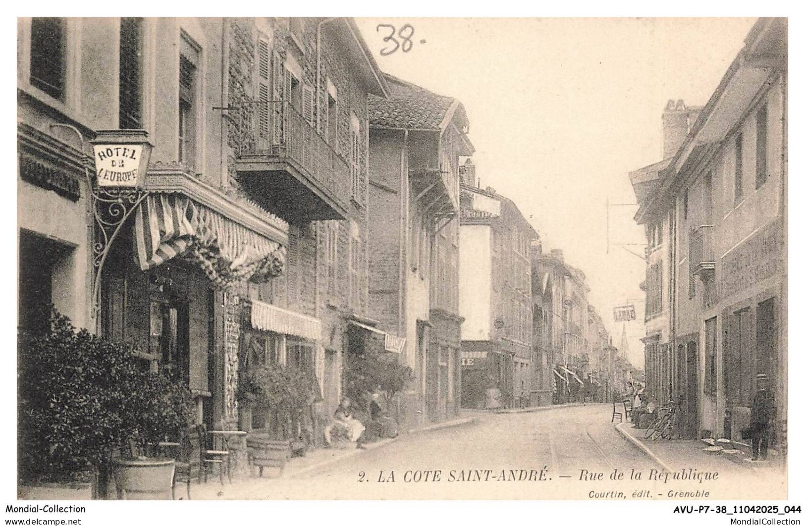 AVUP7-0418-38 - LA COTE-SAINT-ANDRE - Rue de la république