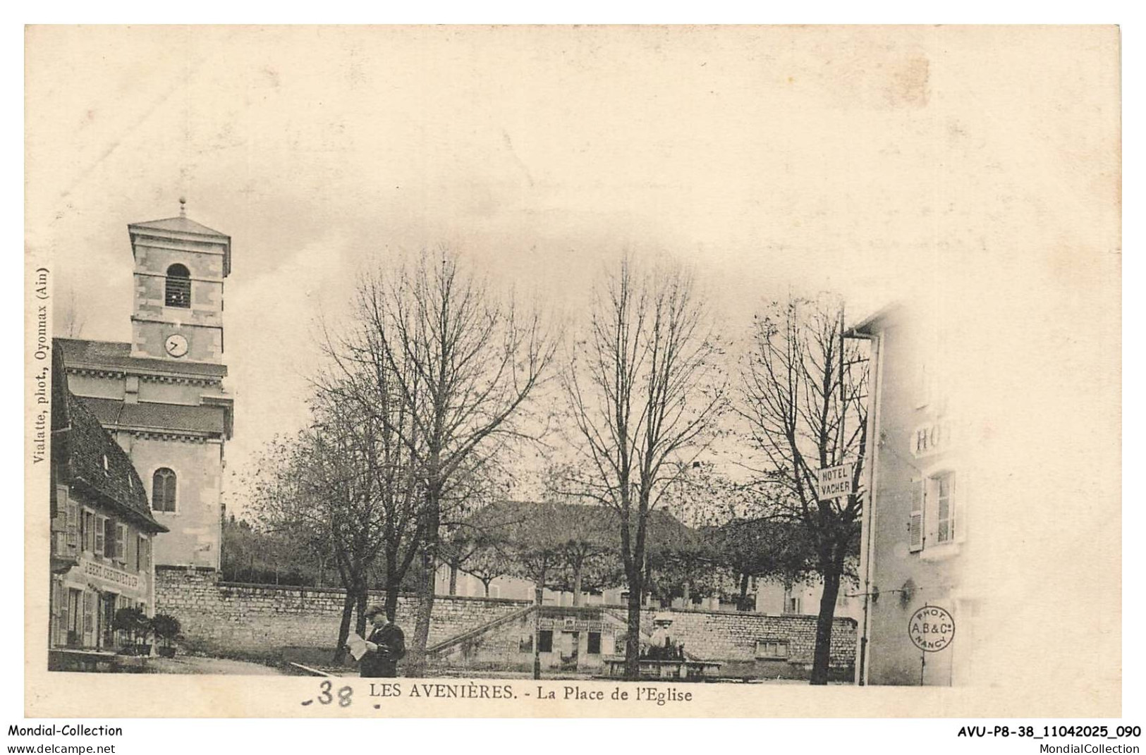 AVUP8-0510-38 - LES AVENIERES - La place de l'église