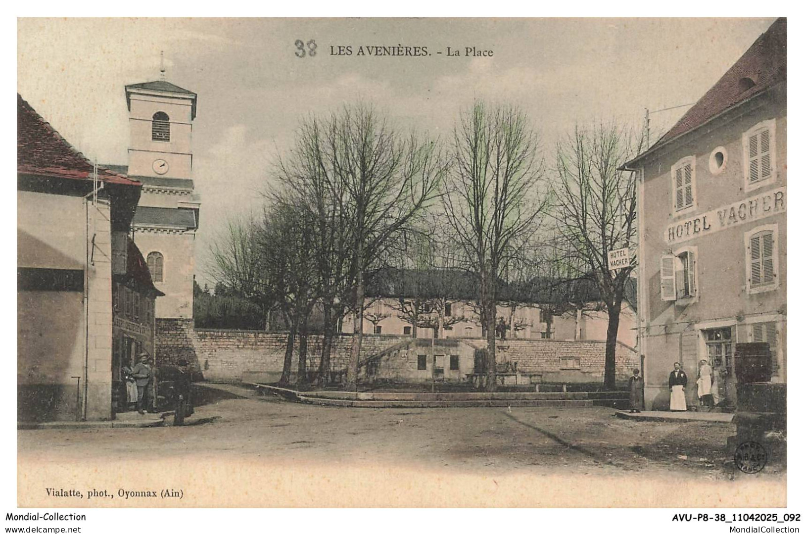 AVUP8-0511-38 - LES AVENIERES - La place