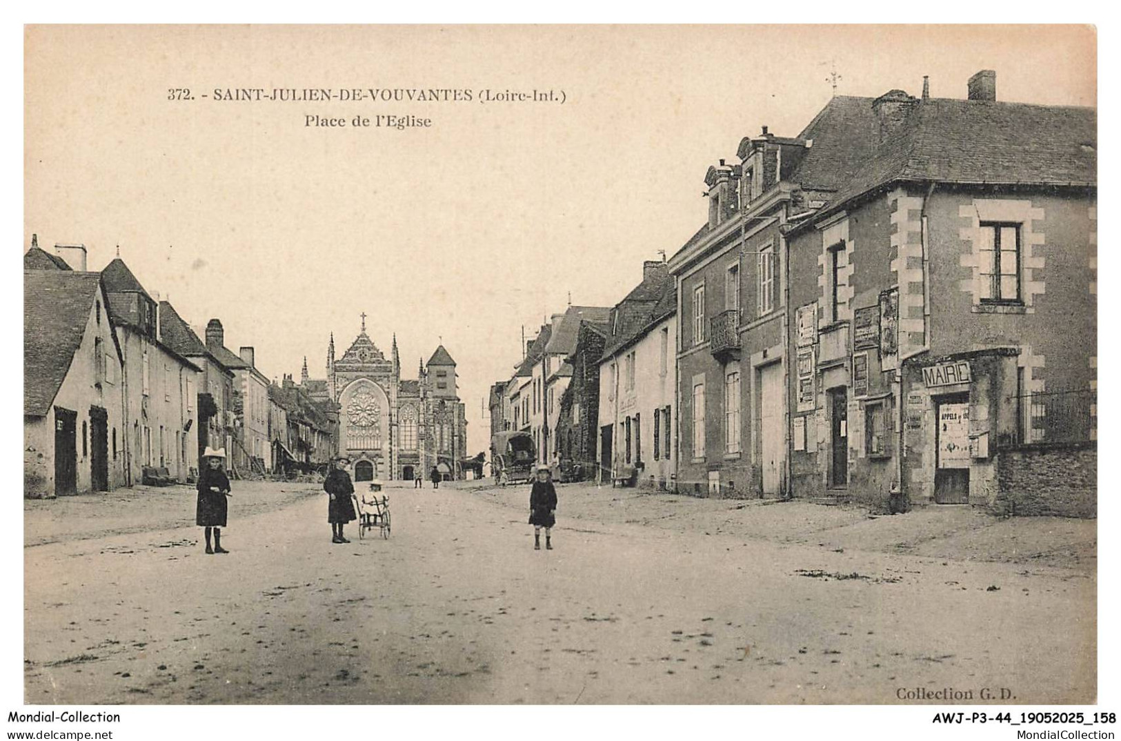 AWJP3-0172-44 - SAINT-JULIEN-DE-VOUVANTES - Place de l'église