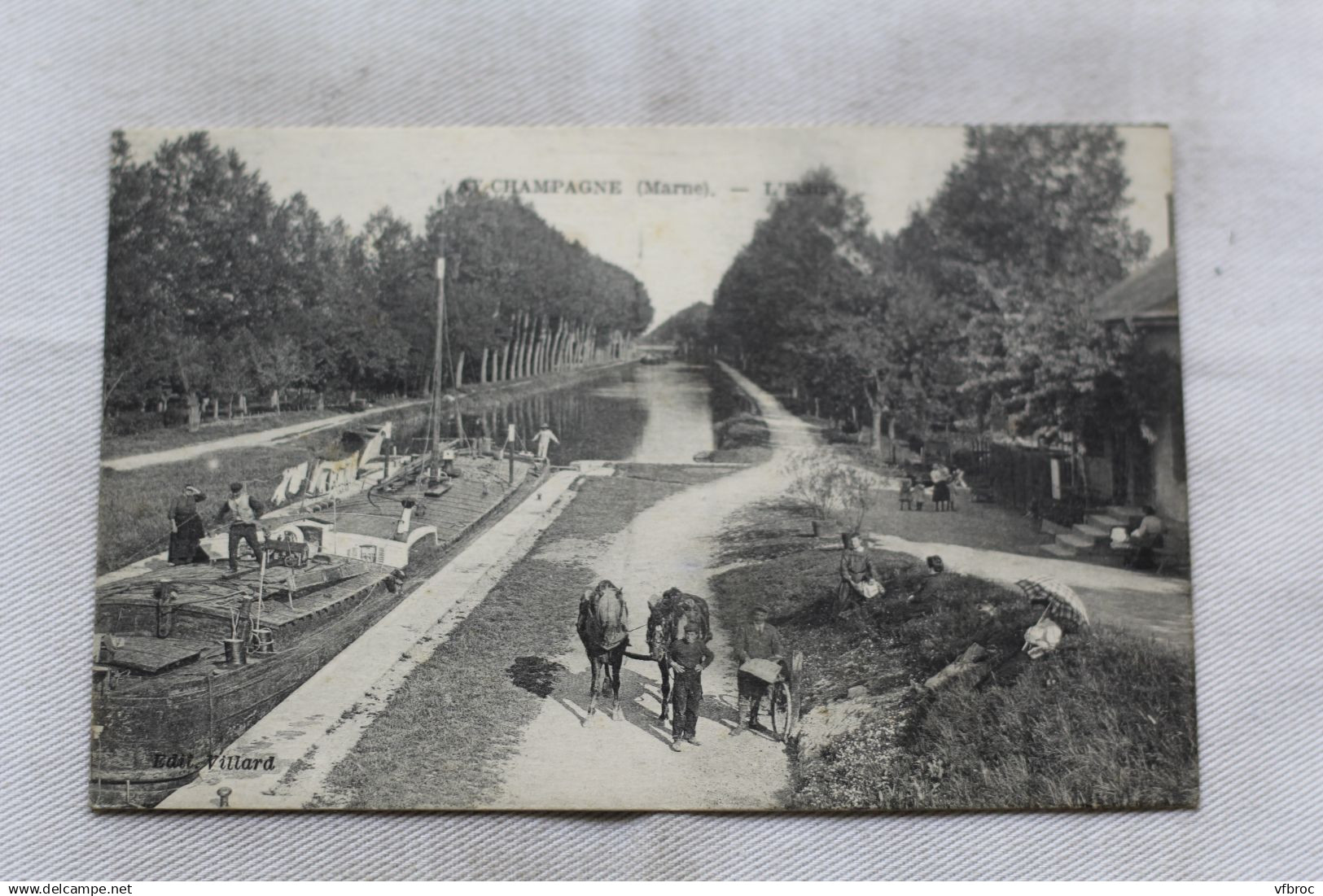Ay en Champagne, l'écluse, péniches et bateliers, Marne 51