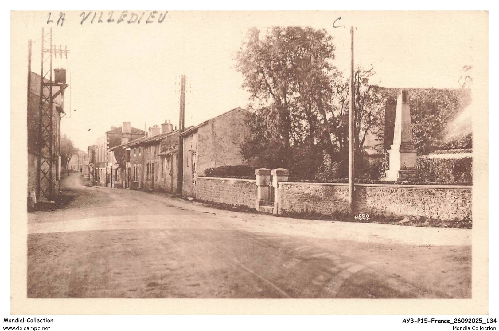AYBP15-1330-86 - LA VILLEDIEU-DU-CLAIN - L'entrée du bourg et le monument