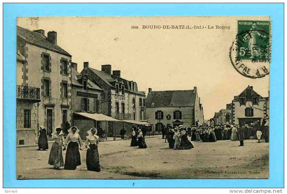 B - 44 - BOURG DE BATZ - le bourg - belle animation
