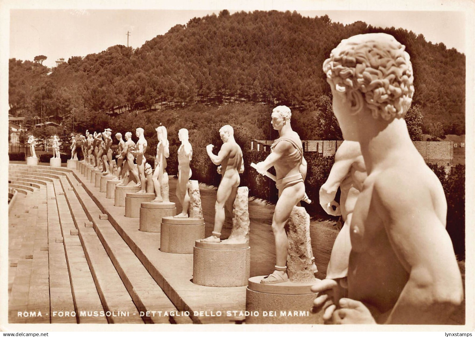 B026 Italy Rome Rome Foro Mussolini Dettaglio dello stadio marmi RPPC postcard