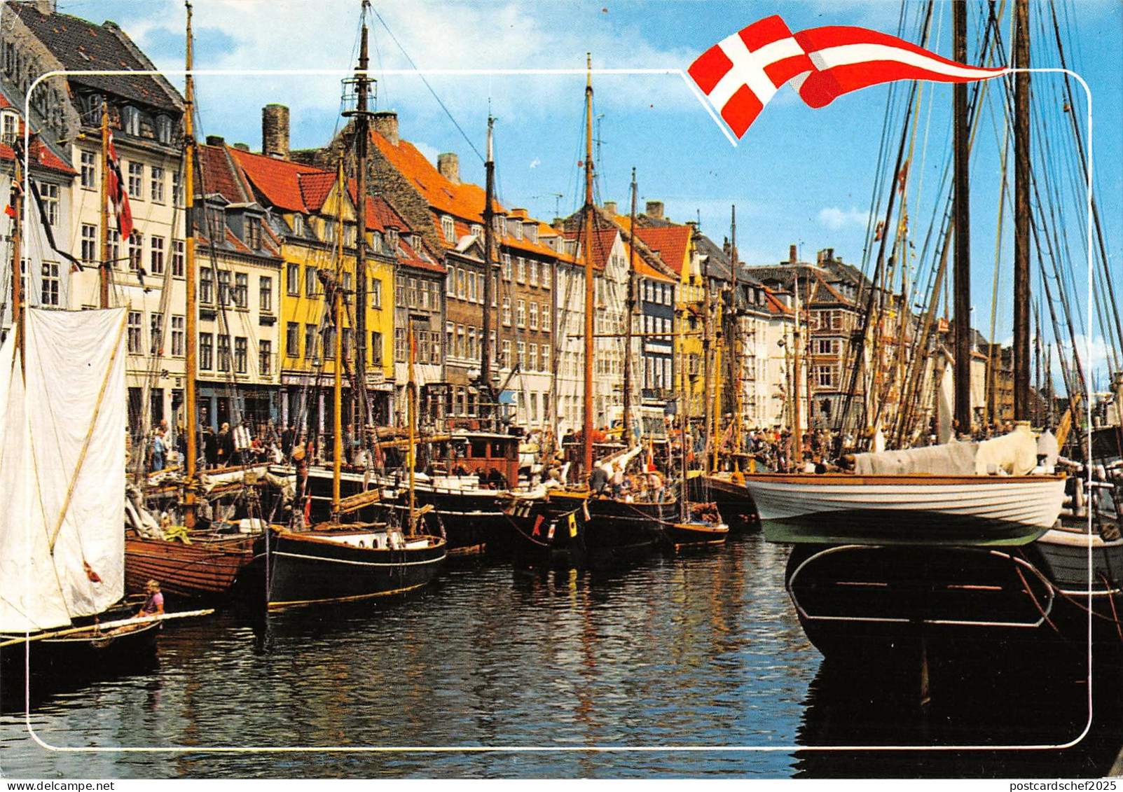 B108879 Denmark Kobenhavn Nyhavn Cafes and Restaurants Harbour Boats