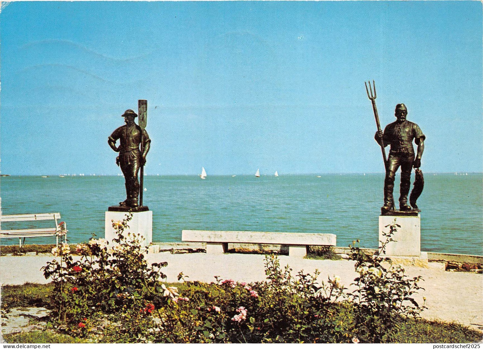 B28617 Balatonfured Ferryman and fisher statues   hungary
