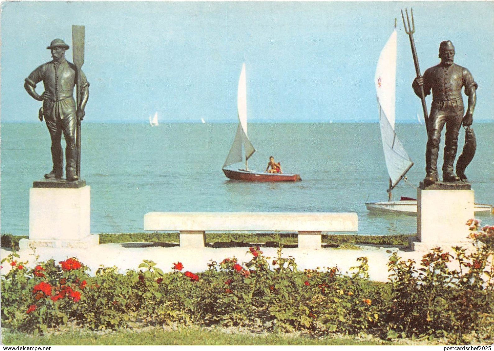 B28618 Balatonfured Ferryman and fisher statues    hungary