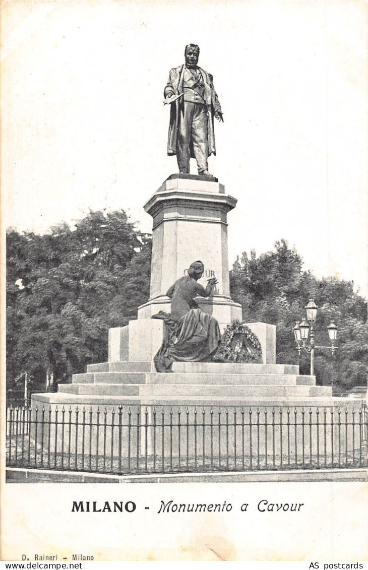 B377 Italy Milano Milan Monumento a Cavour vintage postcard