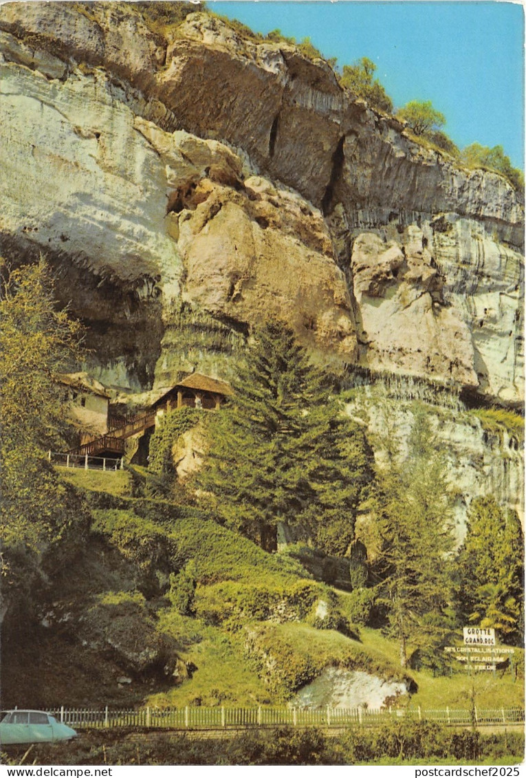 B52786 Les Eyzies les falaises a Laugerie Basse  france