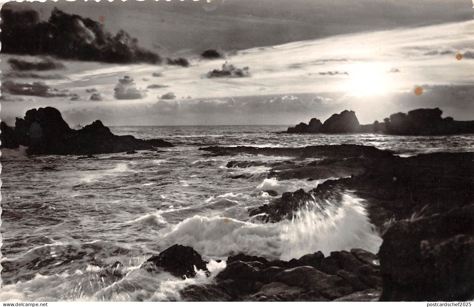 B56076 Lesconil Locher de soleil sur lesrochers  france