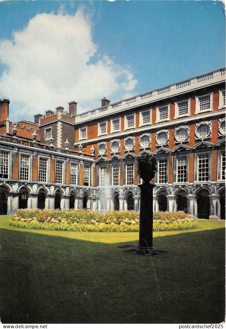 B87153 hampton court palace middlesex fountain court   uk