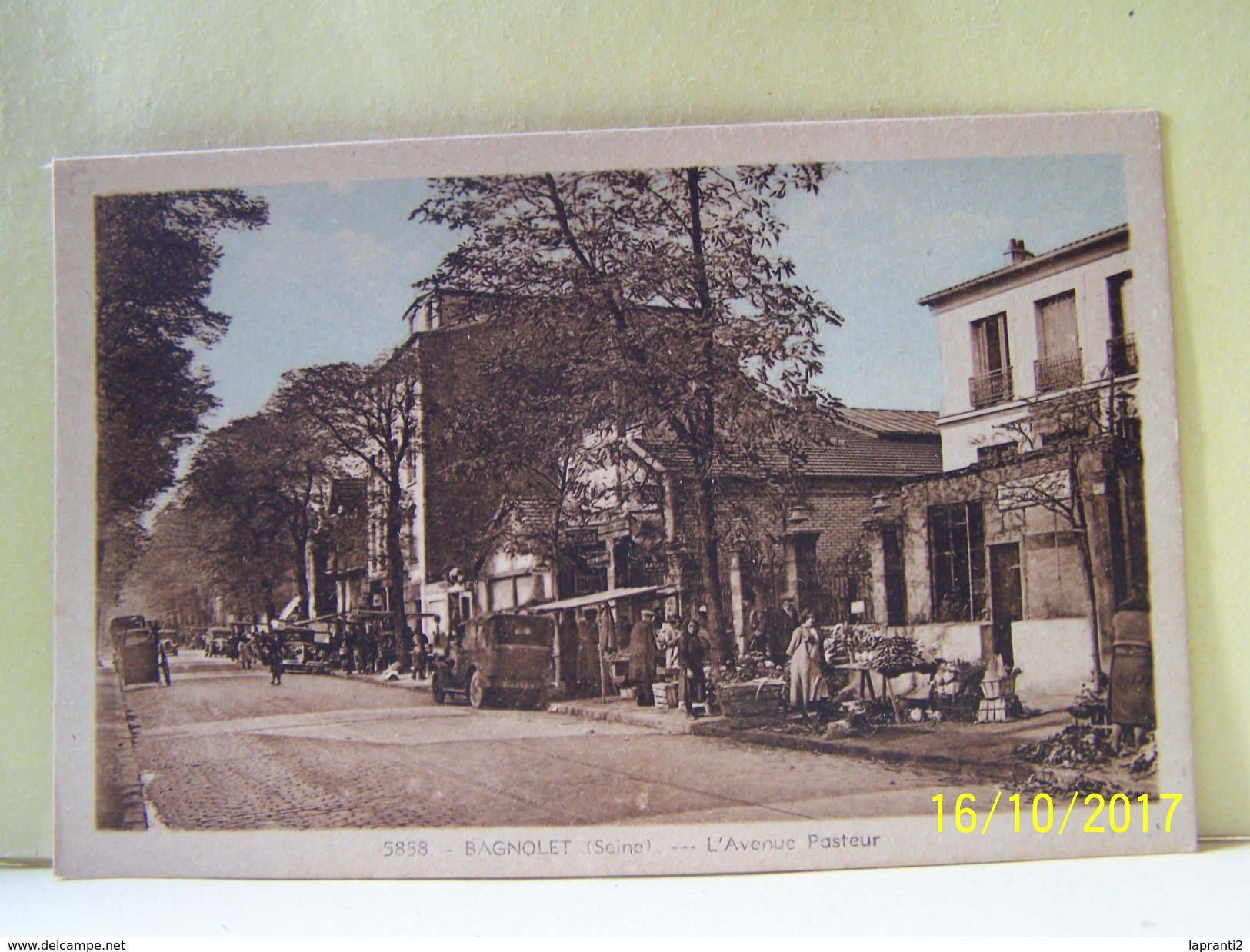 BAGNOLET (SEINE SAINT DENIS) LES MARCHES. LES VOITURES. L'AVENUE PASTEUR