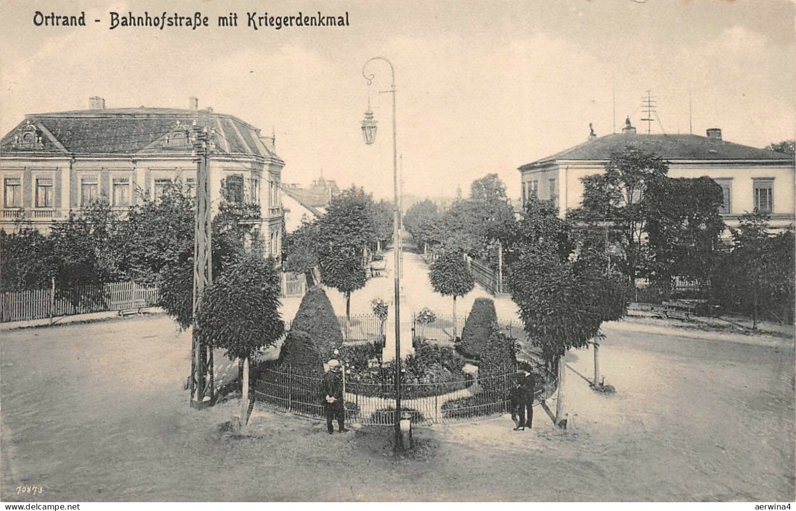 Bahnhofstraße und Kriegerdenkmal in Ortrand Brandenburg Postkarte AK