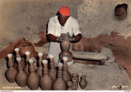 Bahraïn - A'ALI - Potter at Work - Copyright M. Shakib, General Stores - Potier - Pottery Workshop
