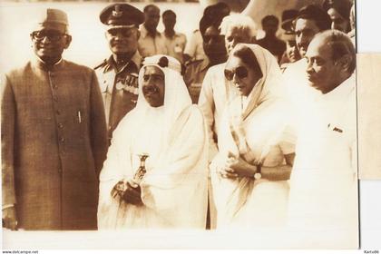bahrein , l'émir Sheik Isa Bin Summan * en visite chez Mme GANDHI * visite aux indes * airport * cliché ancien 1933
