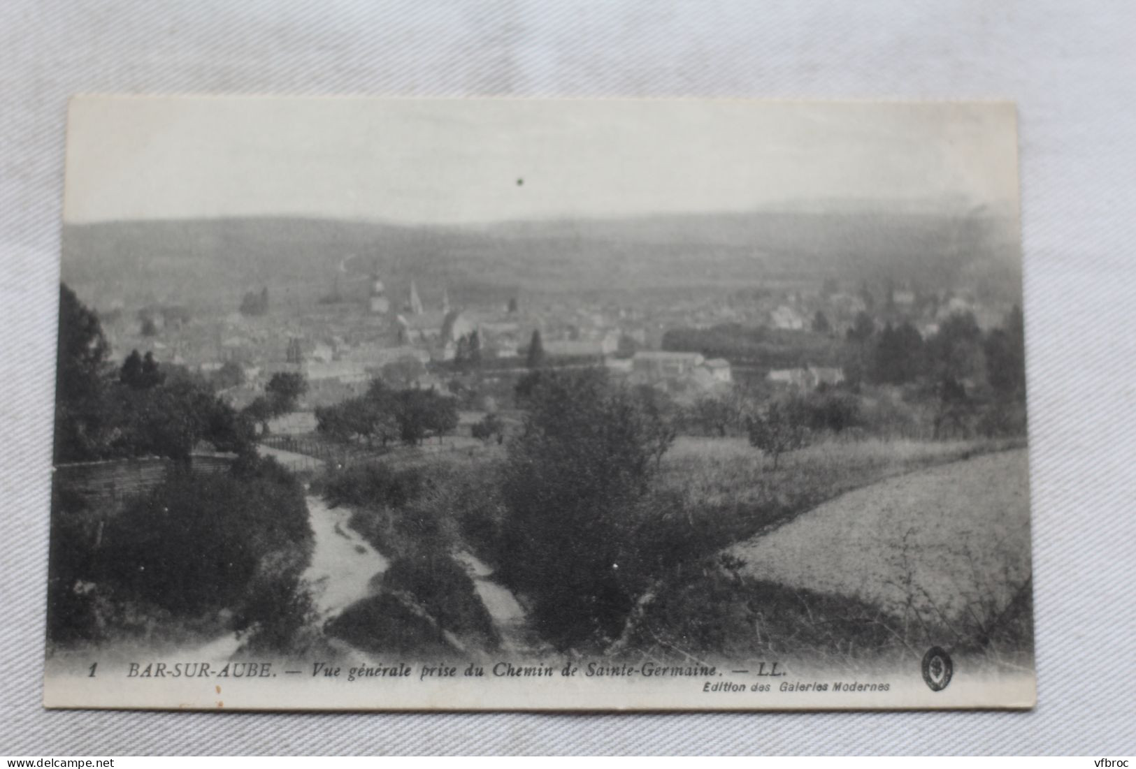 Bar sur Aube, vue générale prise du chemin de sainte Germaine, Aube 10