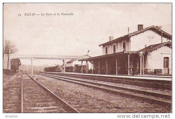 BAZAS 19 LA GARE ET LA PASSERELLE  (TRAIN ET WAGONS)