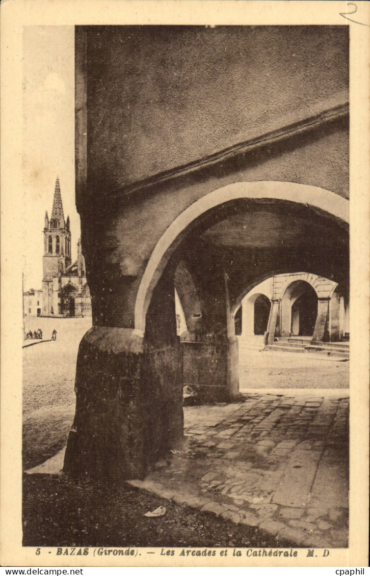 Bazas CPA Les arcades et la cathedrale