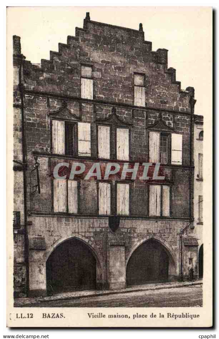 Bazas CPA Vieille maison Place de la republique