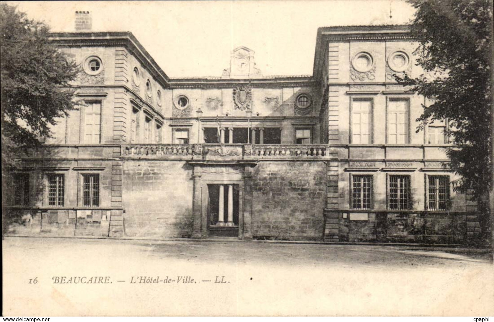 Beaucaire CPA L'hotel de ville